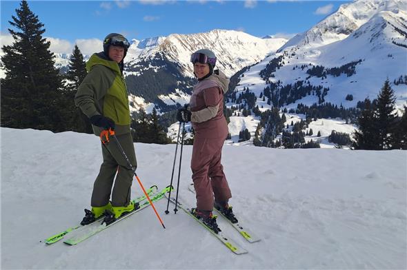 Genuss-Skifahren: Mike von Grünigen und Franziska Mani Wanzenried genossen den gemeinsamen Skitag auf den Pisten rund um den Hornberg in vollen Zügen.