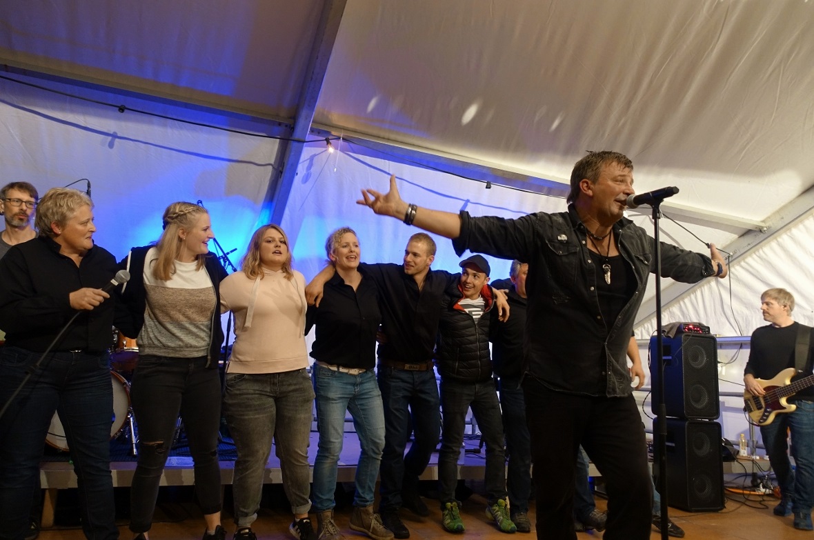 George sang mit «seinem» Lenker Chörli «We d’Sunne hingerem Jura ungergeit».