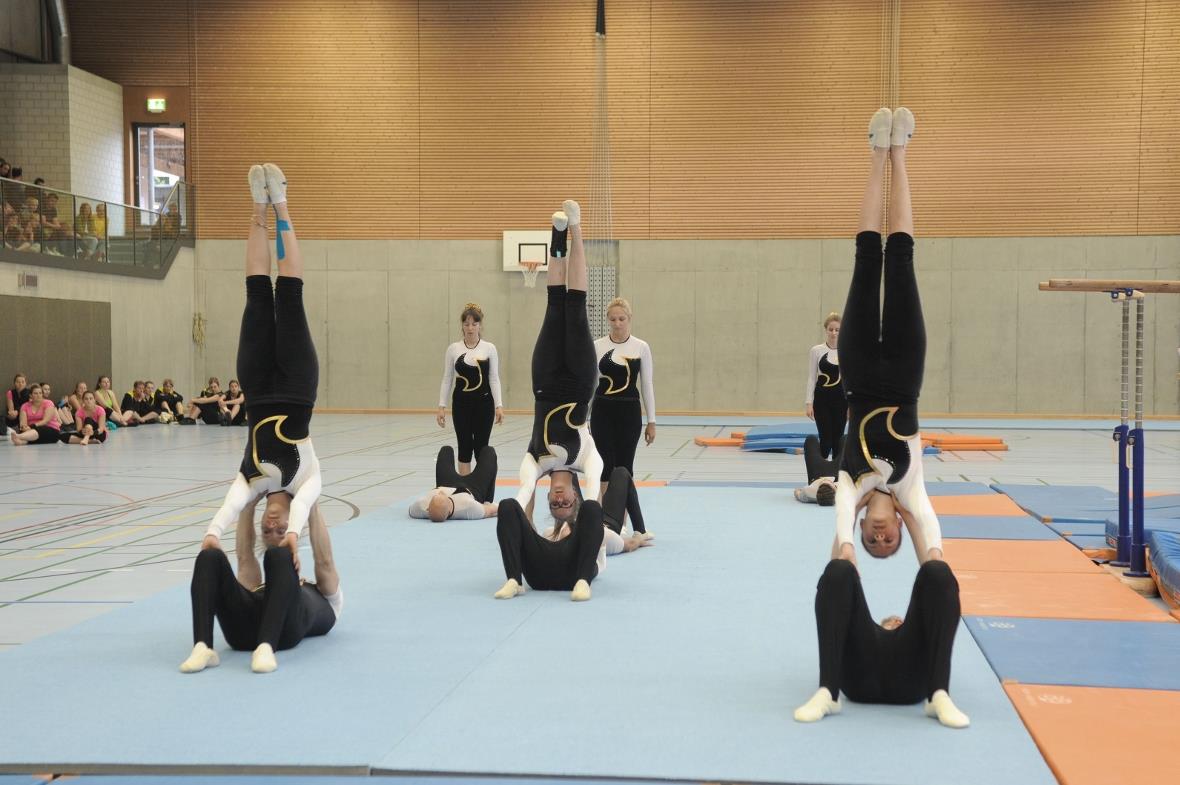 Gerätekombination Turner und Turnerinnen des TV Zweisimmen.