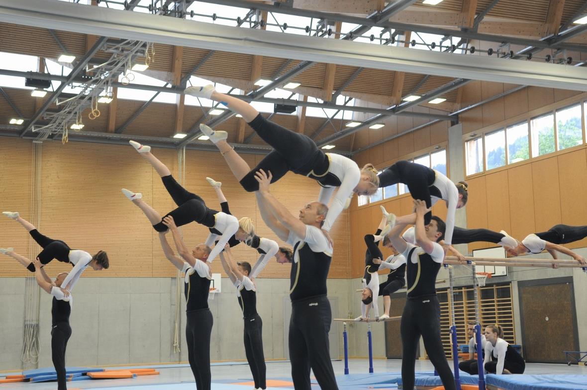 Gerätekombination Turner und Turnerinnen des TV Zweisimmen.