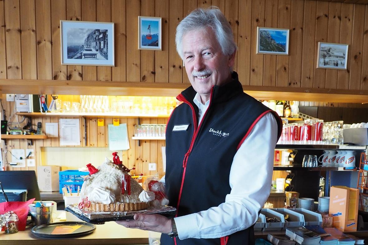 Geschäftsführer Alfred Schwarz freut sich über die vielen Geschenke.