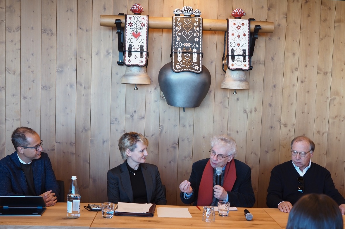 Geschäftsführer Bernard Tschannen, Ständerätin Isabelle Moret, Architekt Mario B...