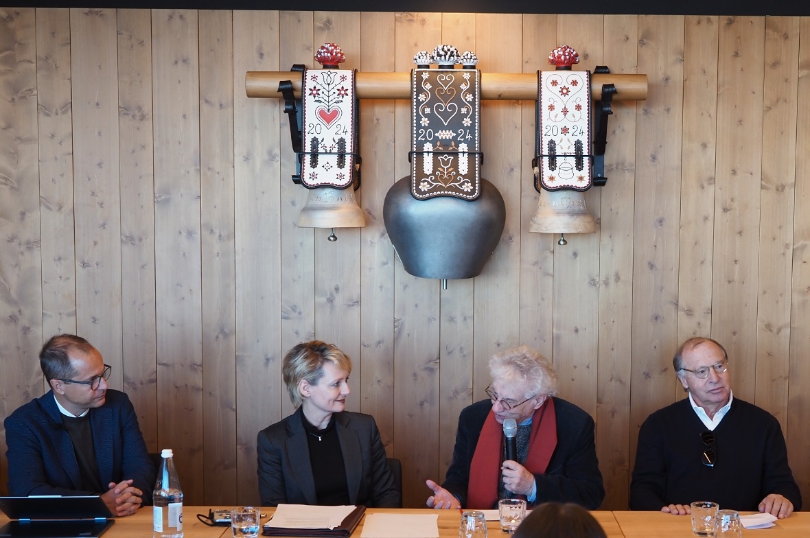 Geschäftsführer Bernard Tschannen, Ständerätin Isabelle Moret, Architekt Mario B...