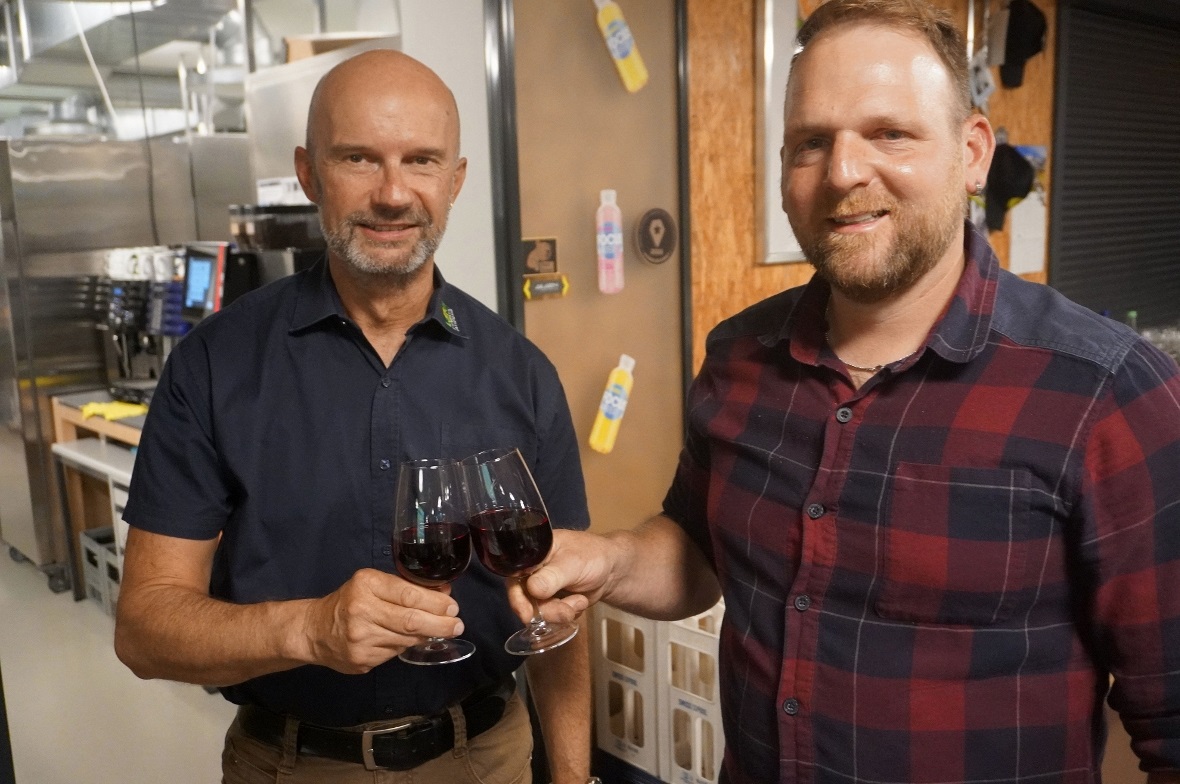 Geschäftsführer Mario Cairoli und Präsident Jonathan Trachsel hatten allen Grund zum Anstossen: Die Versammlung gab grünes Licht für die Kreditanträge.