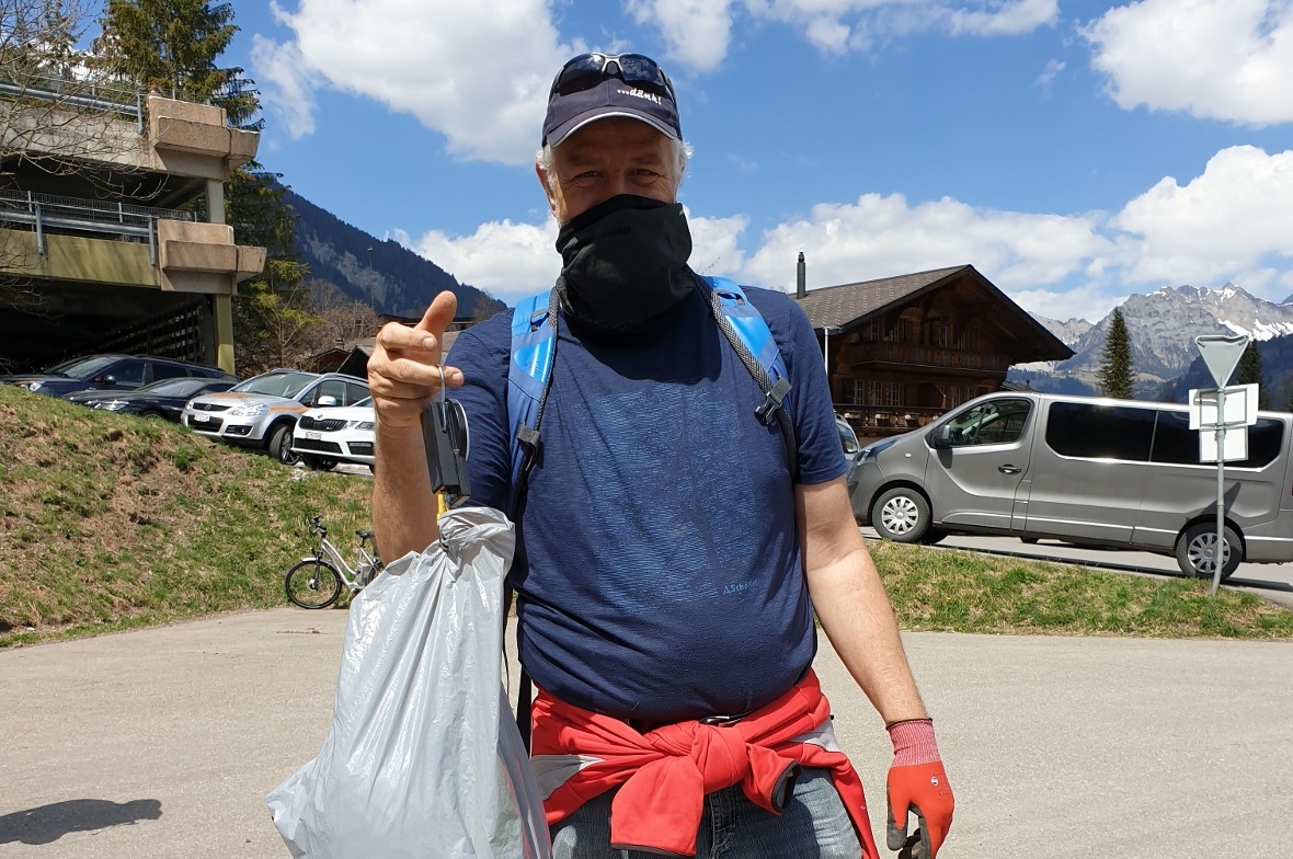 Geschäftsführer Nicolas Vauclair von Lenk Bergbahnen wog jeden Sack einzeln ab.