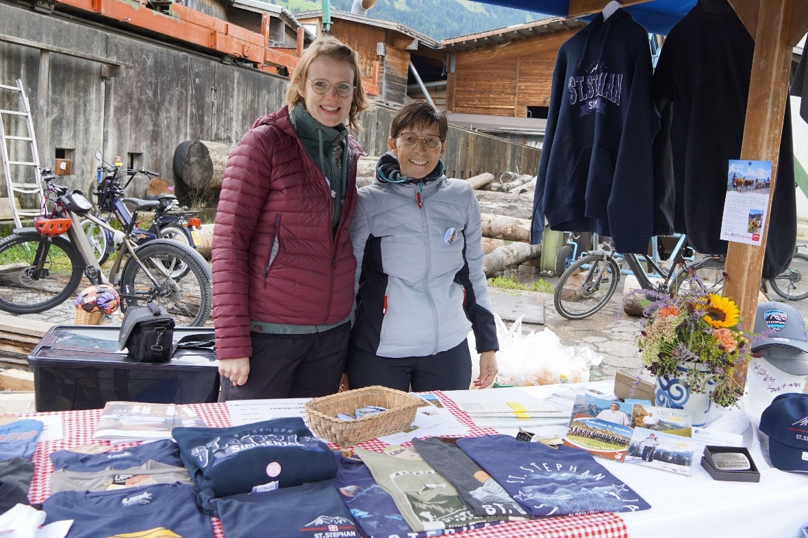 Geschäftsstellenleiterin Barbara Moor (links) und Monika Matti verkauften T-Shir...