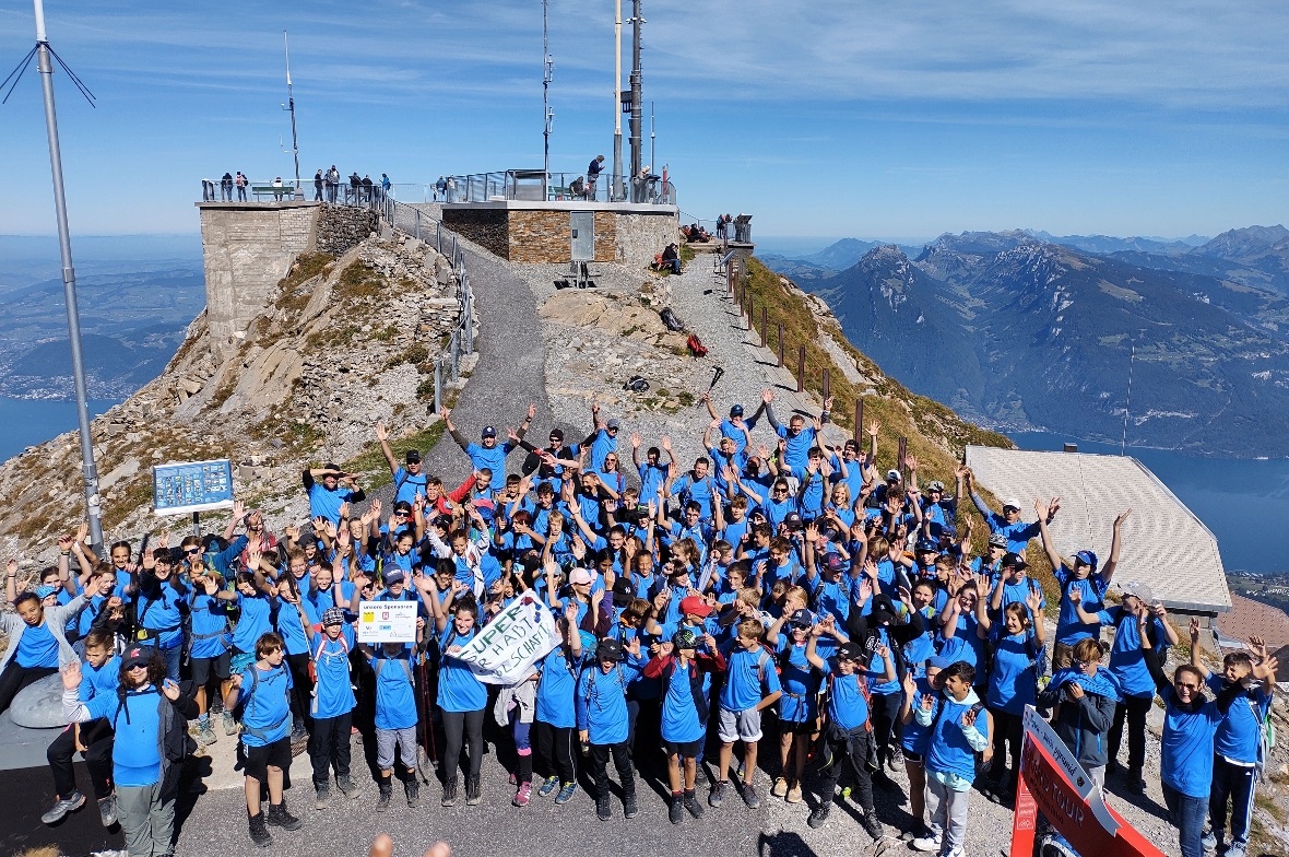 Geschafft! Gipfelfoto mit allen Schülerinnen und Schülern auf dem Niesen.