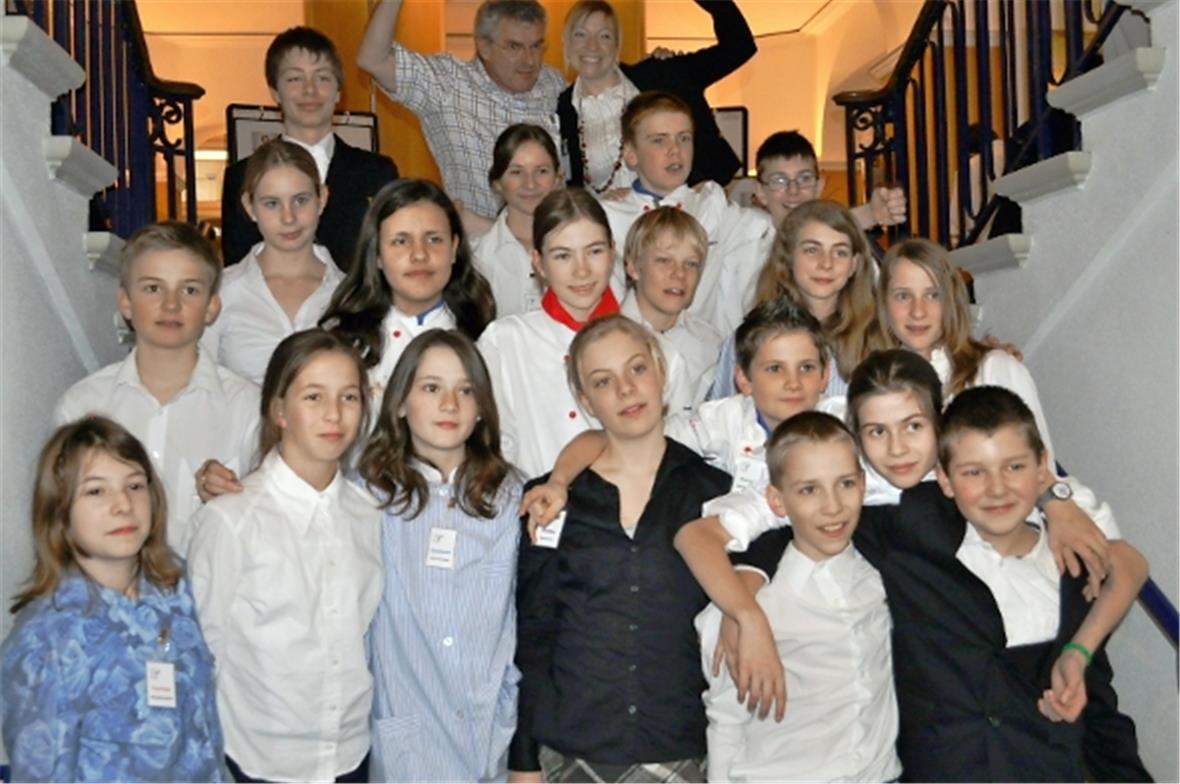 Geschafft: Müde aber zufrieden nach den strengen Weekend-Einsatz: Die Sek-Schüler der 7. Klasse mit dem Lehrerteam Thomas Raaflaub und Sarah Hauswirth.