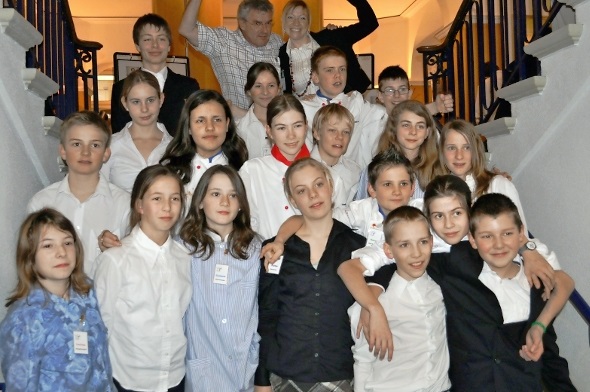 Geschafft: Müde aber zufrieden nach den strengen Weekend-Einsatz: Die Sek-Schüler der 7. Klasse mit dem Lehrerteam Thomas Raaflaub und Sarah Hauswirth.