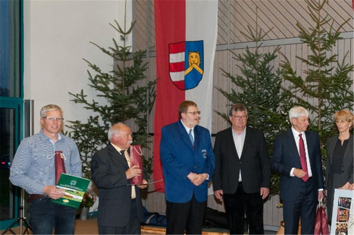 Geschenk an die Geschäftsführer Christel und Hans Volker Noller vom Fertighaus W...