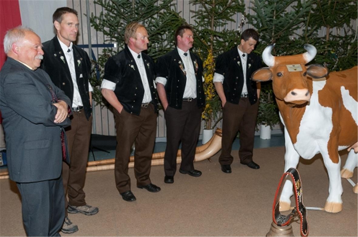 Geschenk der Gäste aus Zweisimmen: Eine Zweisimmner Kuh.