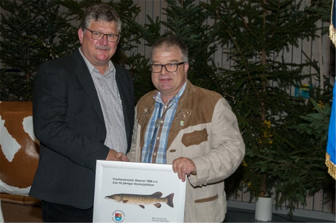 Geschenk des Kreisvorsitzenden Egbert Seitz vom Fischereiverband.