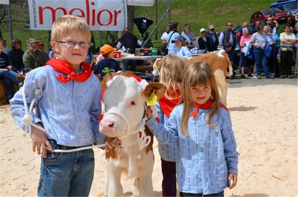 Geschwister Schmid mit ihrem Kälbli an der Nachwuchs-Viehschau.