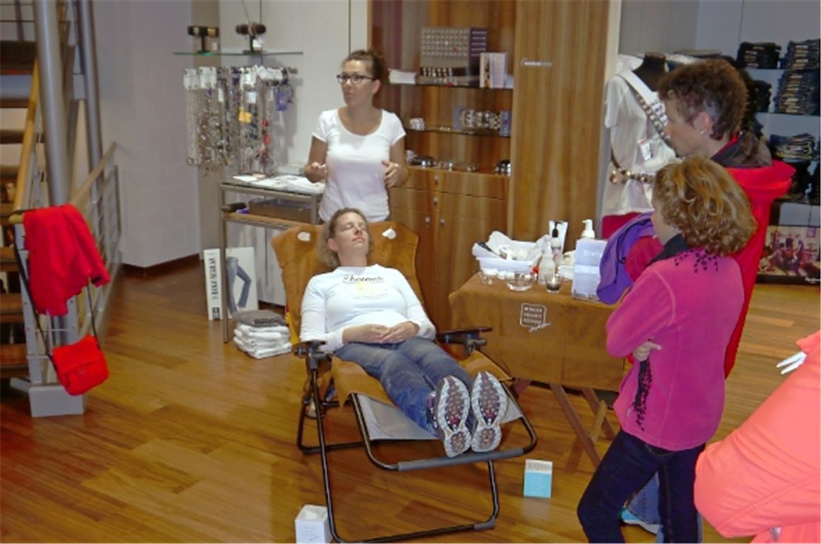 Gesichtsmassage und Wimpernfärben.