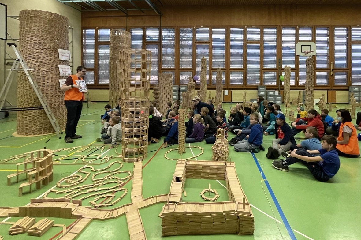 Gespannt hörten die Kids den Erzählungen zu. Gut zu sehen sind die beiden grossen Türme.