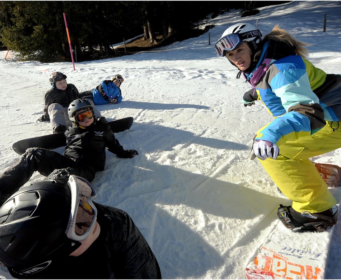 Schneesport mit einer Olympiasiegerin erleben! Gespannte Blicke bei den Instruktionen der Olympiasiegerin im Snowboardcross.
