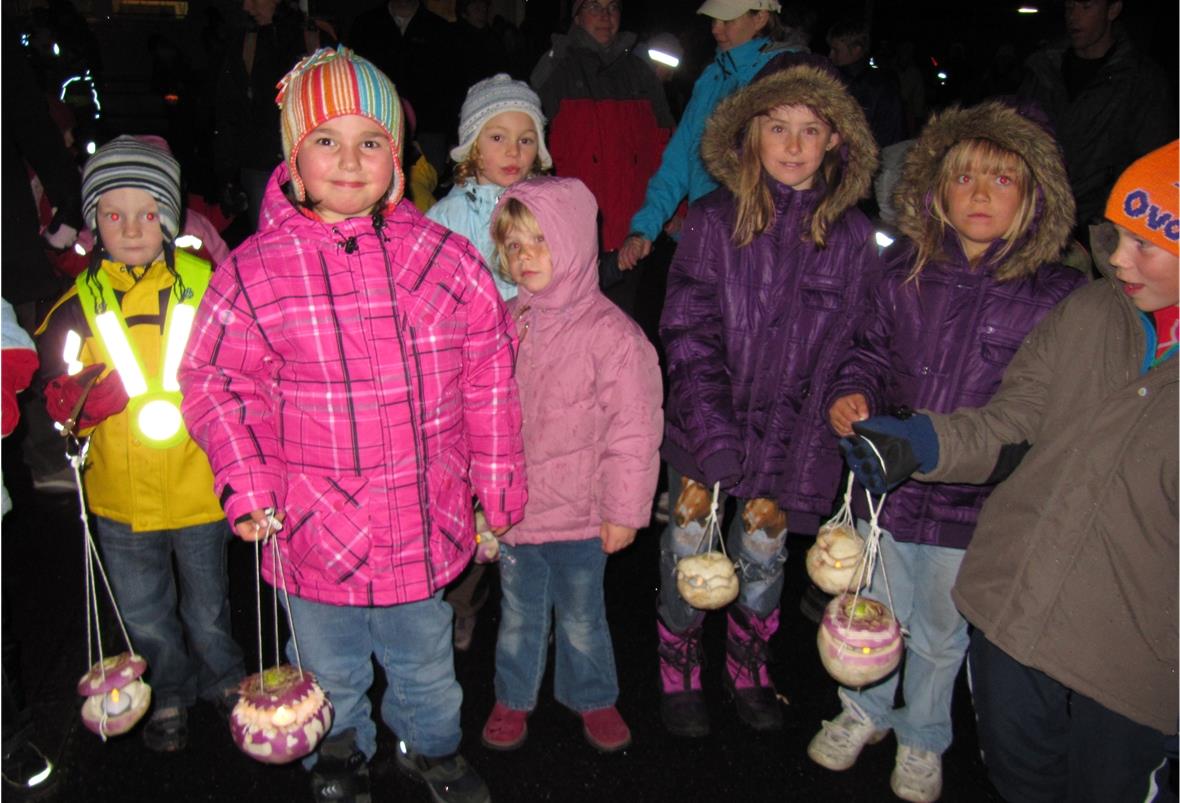 10. Räbeliechtli-Umzug in Zweisimmen Gespannte Vorfreude auf den Räbeliechtli-Umzug.