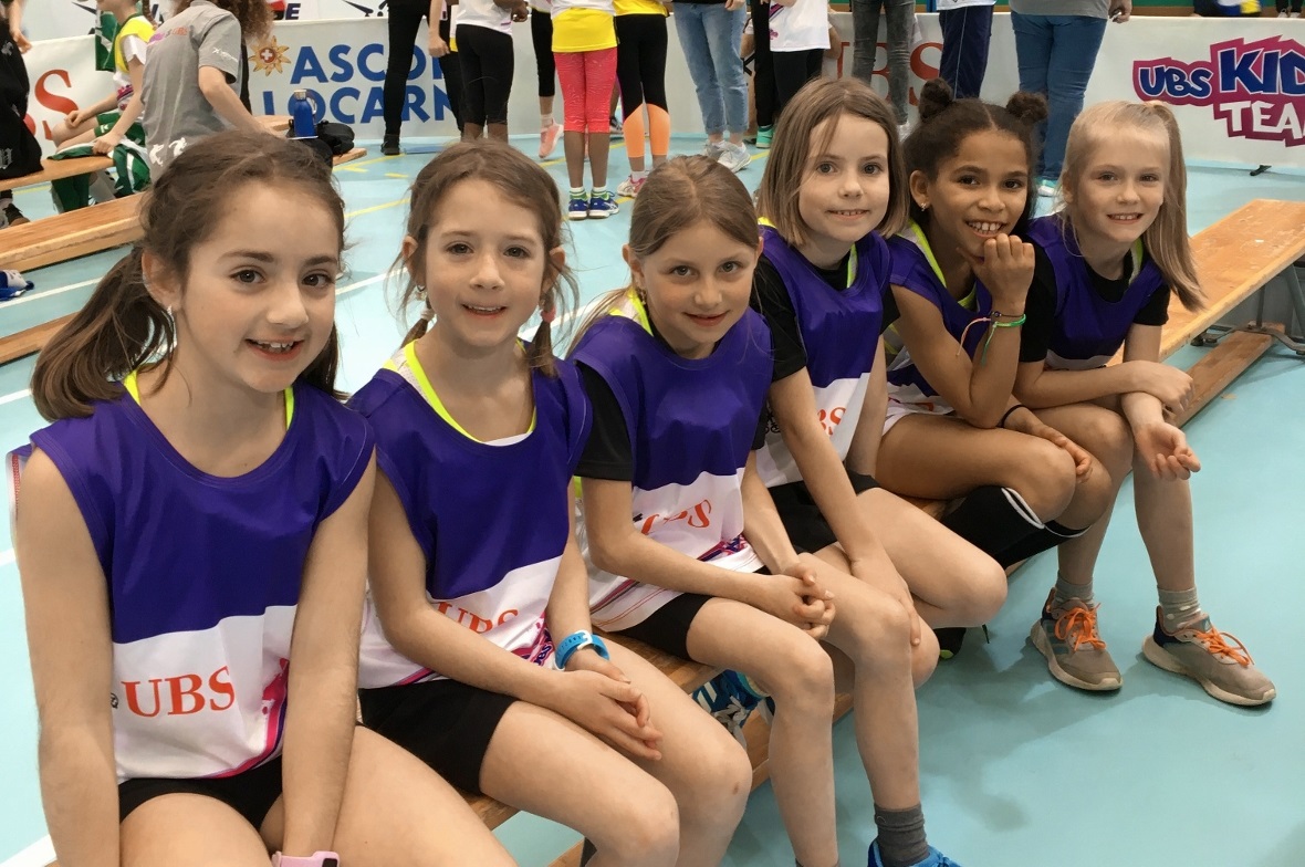 Gespanntes Warten auf den Biathlon: Melina, Liana, Mael, Emelie, Livia, Elena.