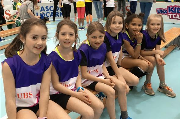 Gespanntes Warten auf den Biathlon: Melina, Liana, Mael, Emelie, Livia, Elena.