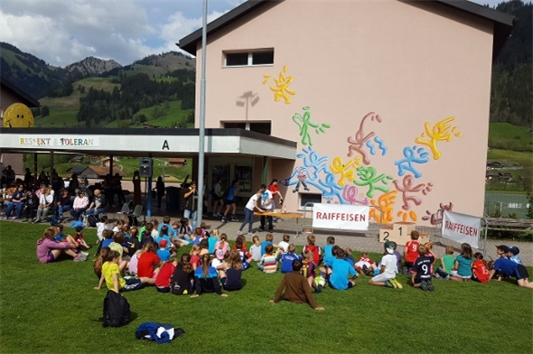 Gespanntes Warten auf die Rangverkündigung bei schönstem Sonnenschein und feinem Kuchen.