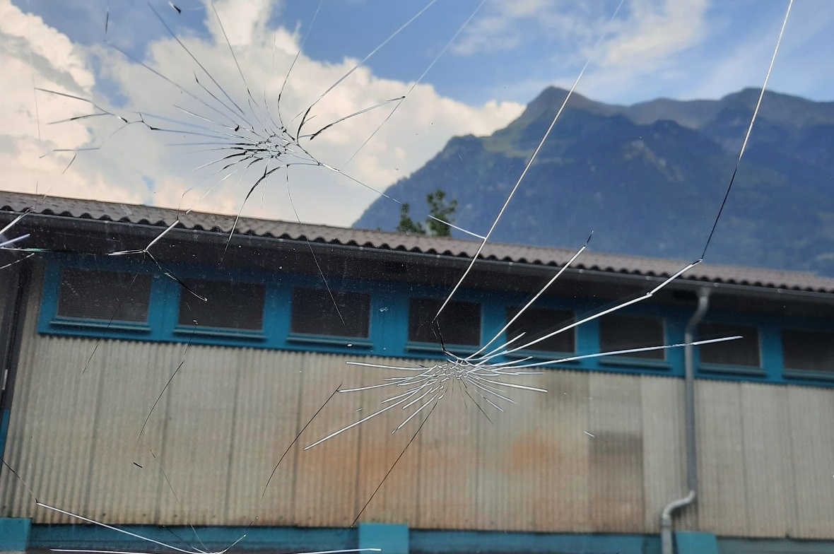 Gesprungene Autoscheiben im Diemtigtal