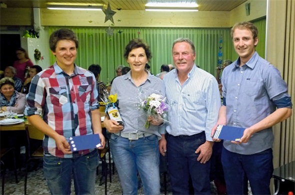 Gewerbevereinspräsident Beat Salzmann (2. von rechts) ehrt Heidi Jörg für ihre 30-jährige Mitgliedschaft sowie Ramon Zeller und Roger Salzmann für ihre SwissSkills-Teilnahme.