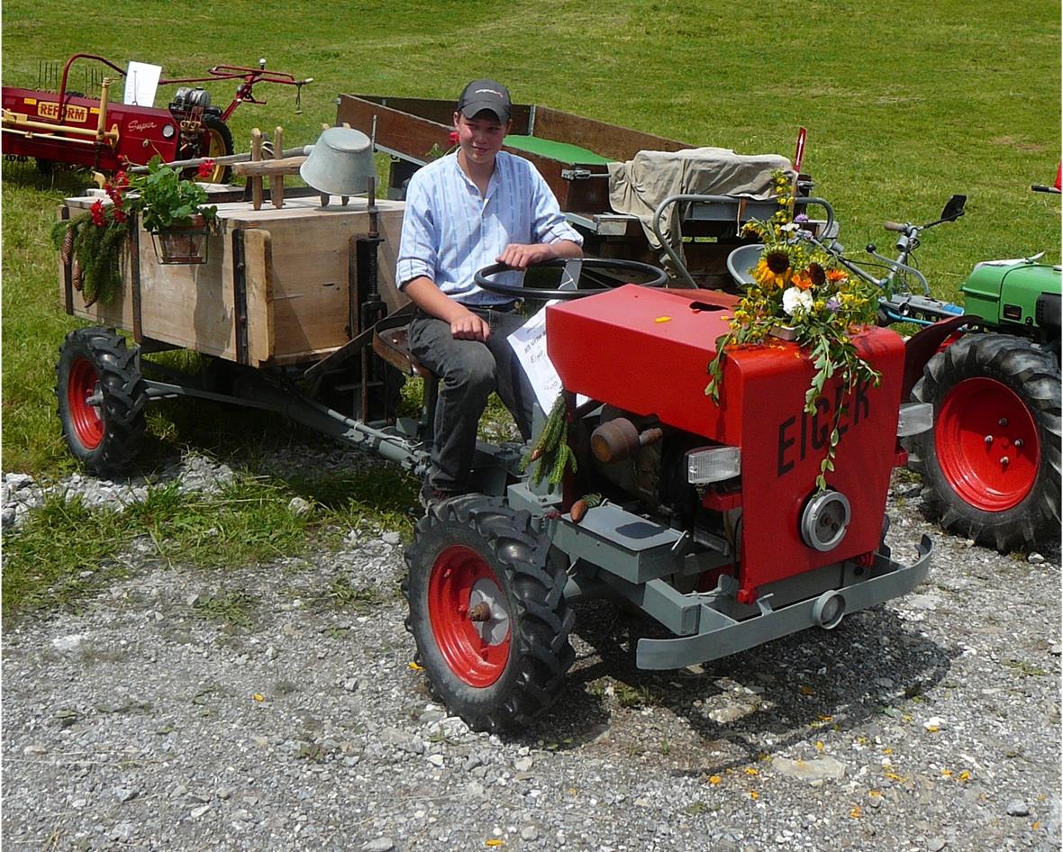 Gewinner des Wettbewerbs Thomas Roschi mit seinem Eiger-Transporter. Er transportiert einen herausgeputzten «Bschüttichaschte».