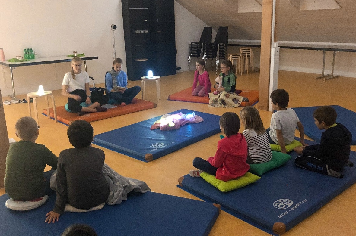 Gianna und Alina mit der ersten Gruppe Erst- und Zweit-Klässler.