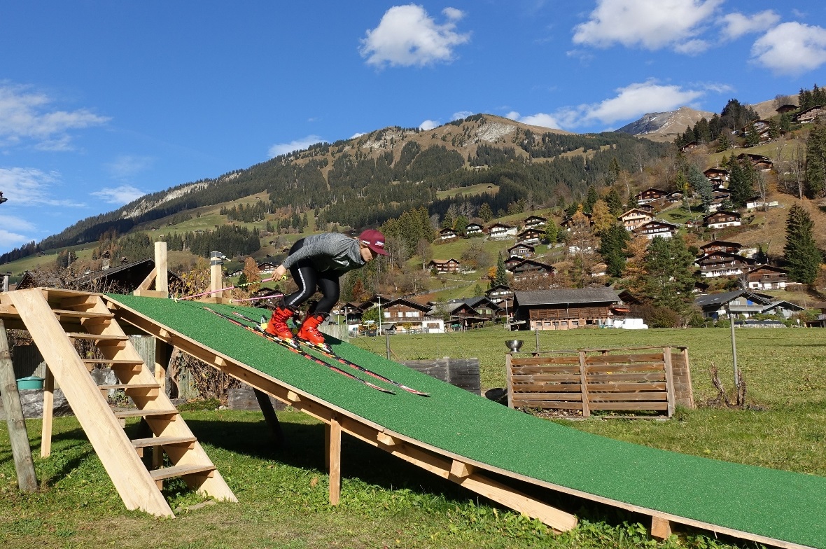 Gibt auch im Training alles: Joana Hählen auf der eigens angefertigten Sommer-Anlage zum Start-Training. 