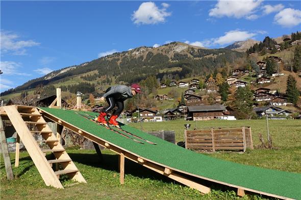 Gibt auch im Training alles: Joana Hählen auf der eigens angefertigten Sommer-Anlage zum Start-Training. 