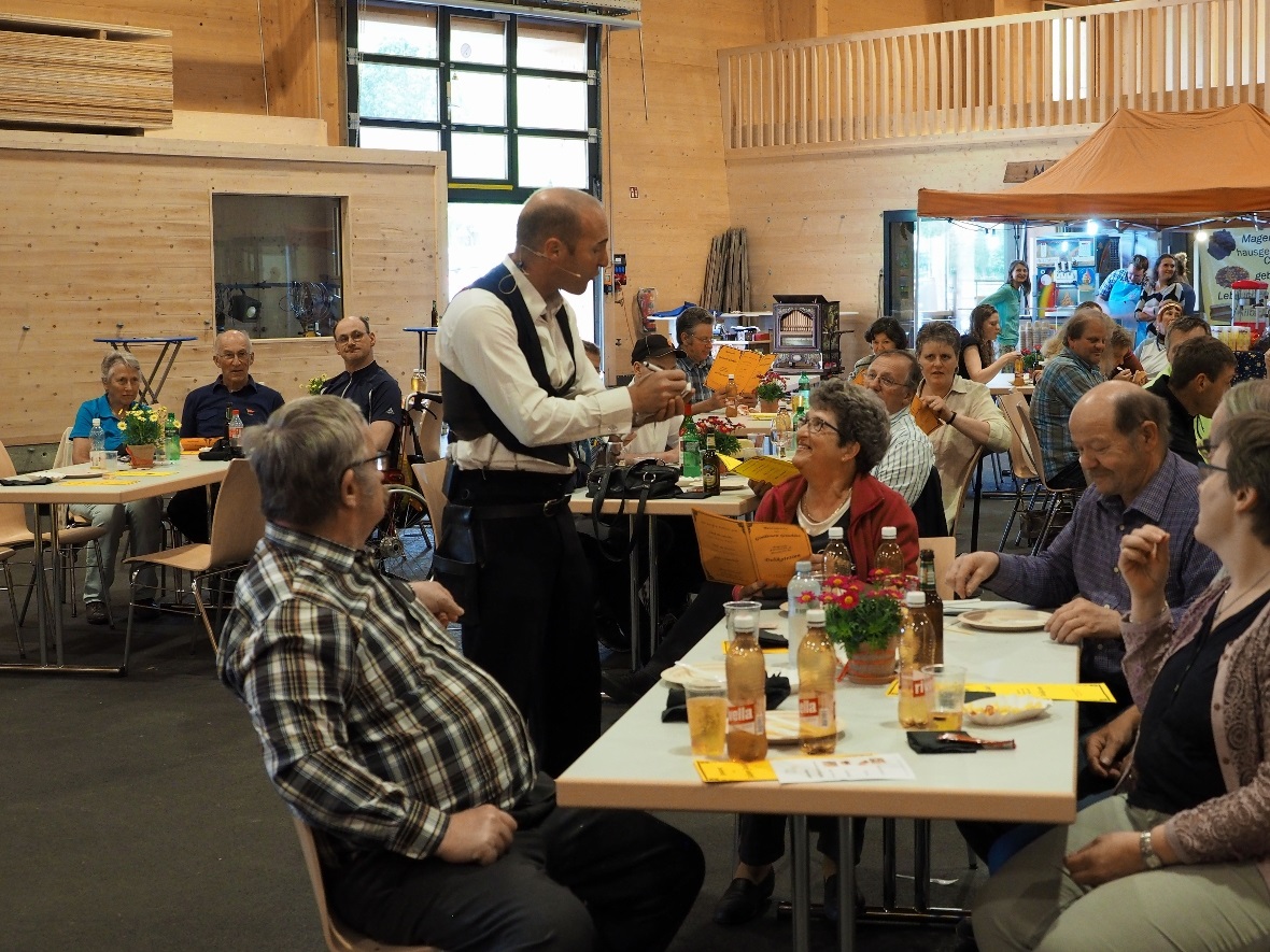 Gilbert (Andreas Vettiger), Chef de Service vom Restaurant  «Zum goldenen Gaukle...
