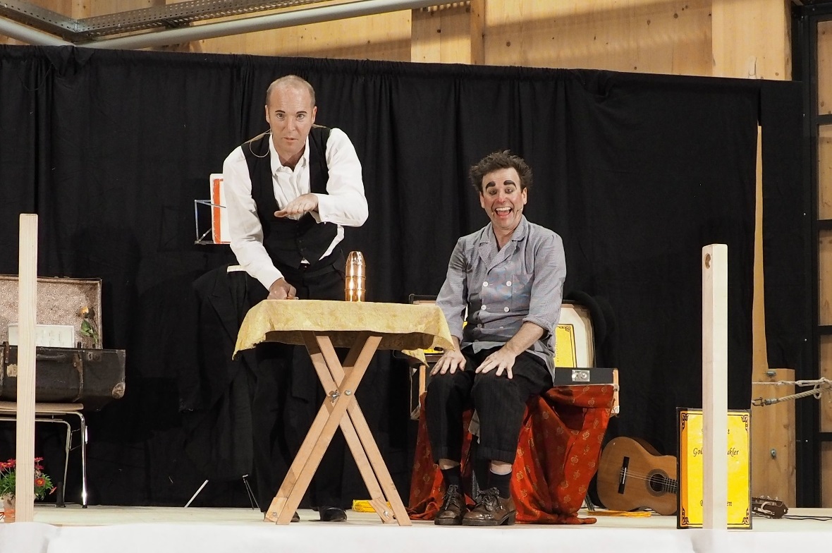 Gilbert und Oleg – magische, musikalische und artistische Leckerbissen. 