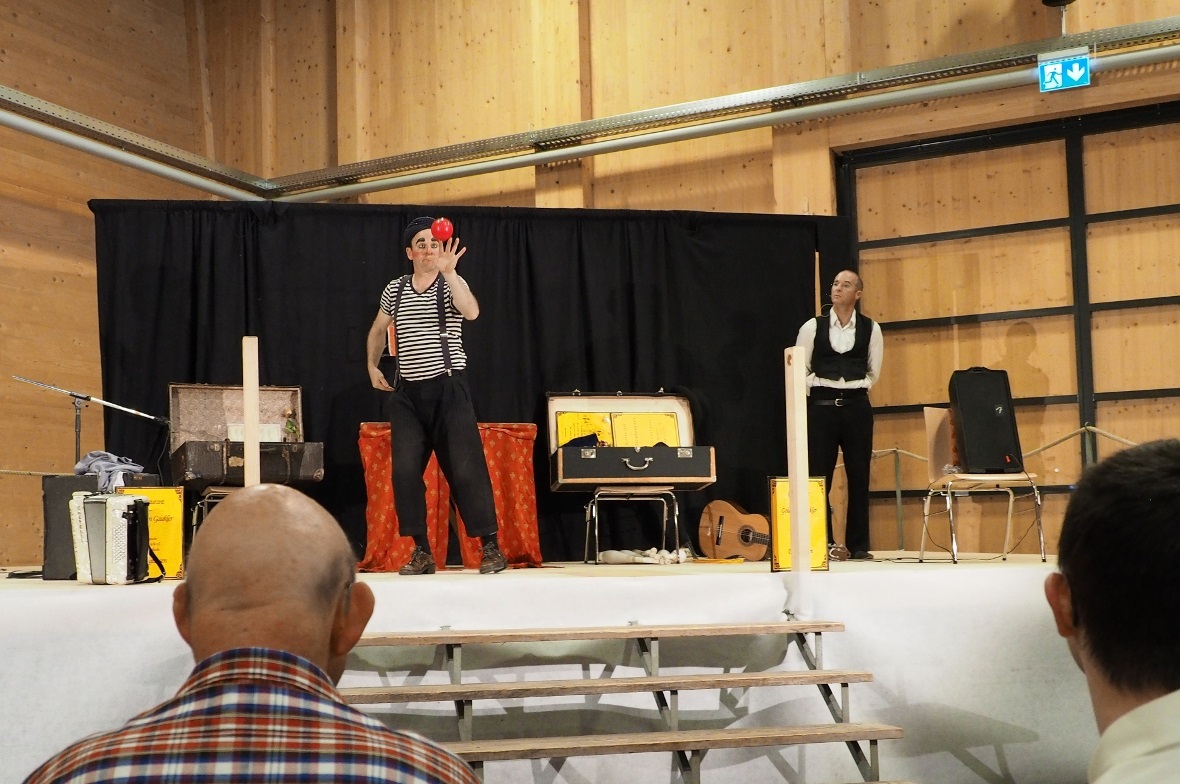 Gilbert und Oleg – magische, musikalische und artistische Leckerbissen. 