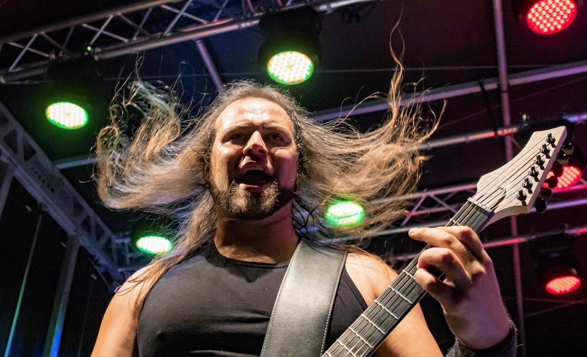 Gitarrist Luke Appleton liess die Haare fliegen.