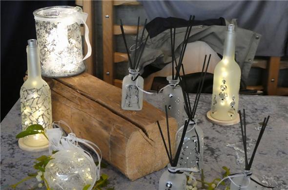 Glaskreationen mit Duftstäbchen von Ruth Ledermann aus Thun.