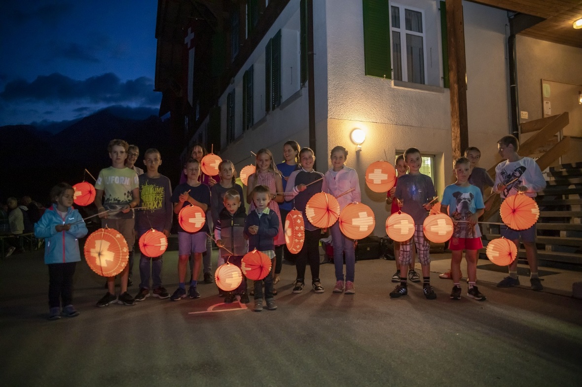 Gleich geht es los zum grossen Umzug von der Schule durchs Dorf.