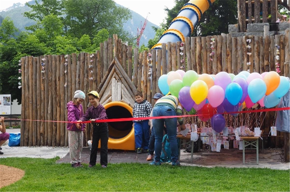 Gleich ist es geschafft. Der Spielplatz ist offiziell eingeweiht.