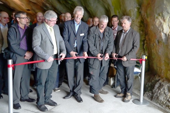 Gleich ist es so weit: Martin Jutzeler, Alfred Schwarz, Markus Leuenberger und Ueli von Niederhäusern zerschneiden das Band vor der Tür zur Aussichtsplattform.