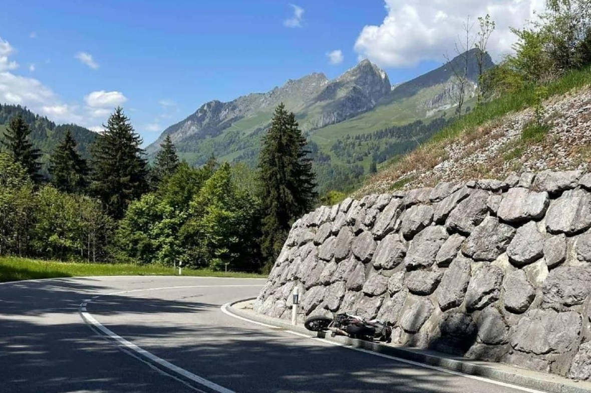 Gleich zwei Unfällle ereigneten sich am letzten Sonntag an derselben Stelle auf der Jaunpassstrasse.