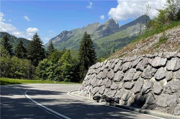 Gleich zwei Unfällle ereigneten sich am letzten Sonntag an derselben Stelle auf der Jaunpassstrasse.