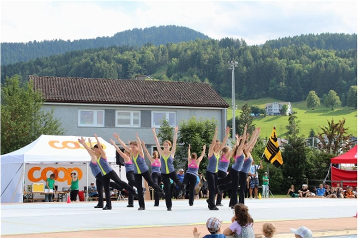 Gleichgewichts-Teil im Team-Aerobic.