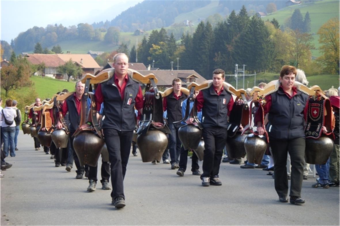 Gleichzeit mit zwei Glocken geläutet.