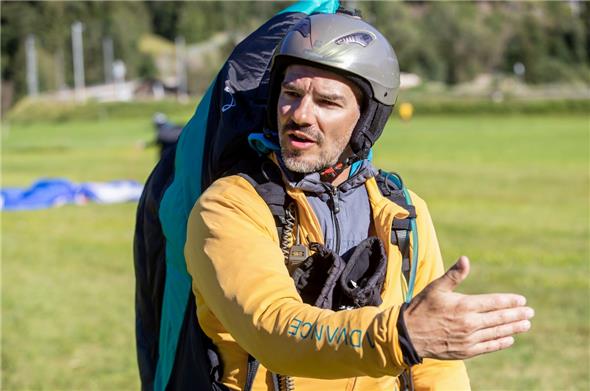 Gleitschirmpilot Andreas Birenstihl aus Därstetten kurz nach seiner Landung in Fiesch.