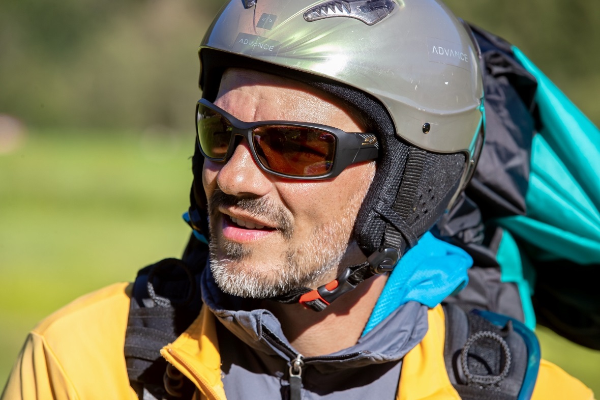 Gleitschirmpilot Andreas Birenstihl aus Därstetten kurz nach seiner Landung in F...