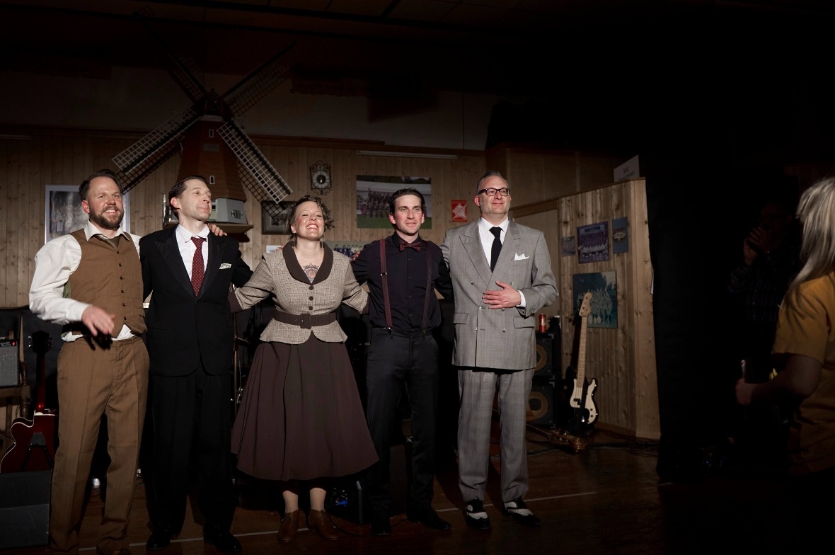 Glücklich nach dem erfolgreichen Konzert: Die Bandmitglieder.