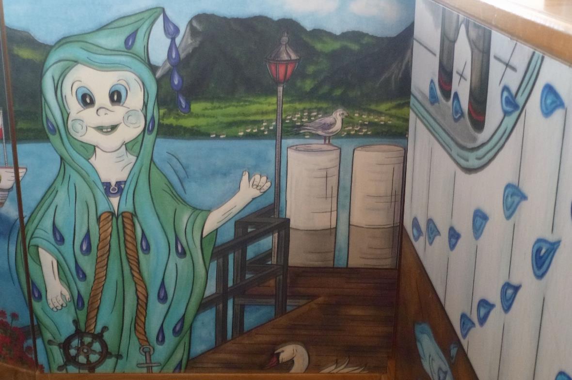 Glüntschli Pflotschnass lädt zum Spielen auf dem Schiff Berner Oberland ein.