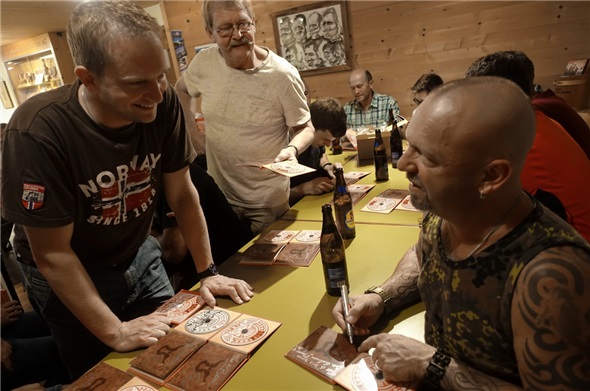 Gölä schrieb Präsident Marc Eggen eine ganz spezielle Widmung ins CD-Booklet.