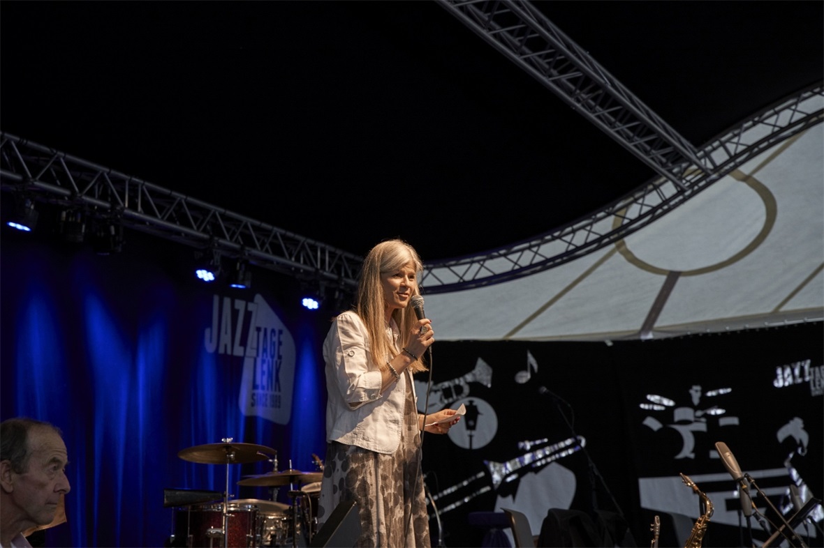 Gönnervereinspräsidentin Michelle Bühler eröffnete die 34. Jazz Tage Lenk im Zel...