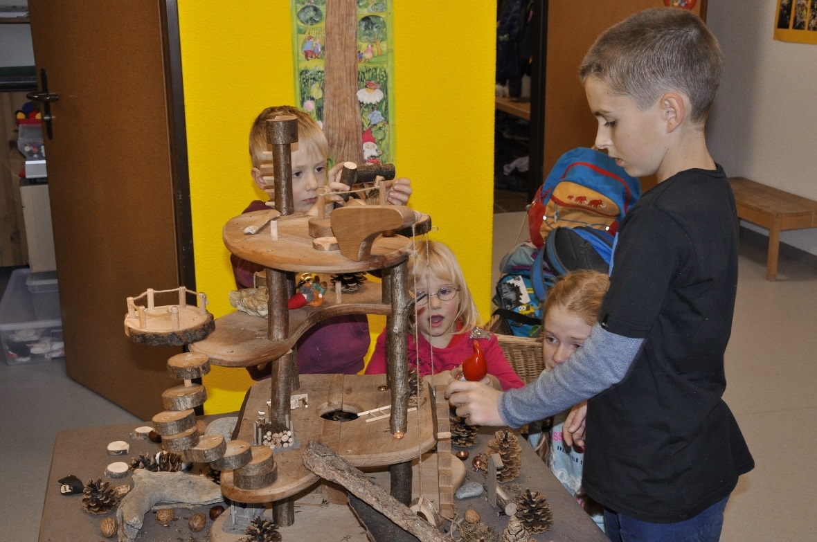 Götti/Gotti beim gemeinsamen Spiel mit ihren Patenkindern.