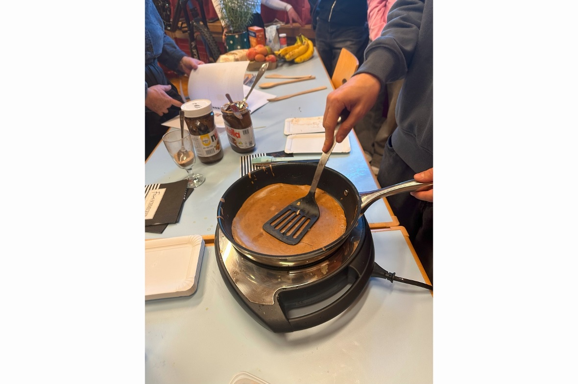 Goldbraun und herrlich duftend wanderten die Pfannkuchen aus dem ausgestellten R...